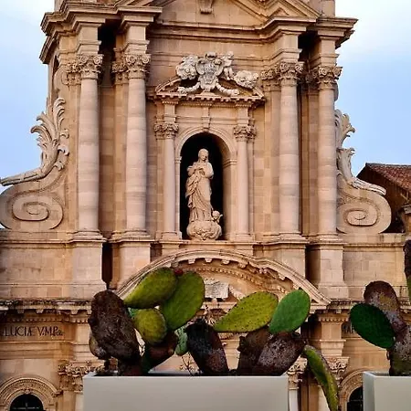 Alle Porte Del Castello Maniace