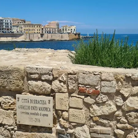Alle Porte Del Castello Maniace *