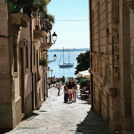 Alle Porte Del Castello Maniace