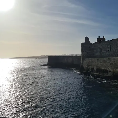 Alle Porte Del Castello Maniace *