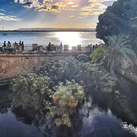 Alle Porte Del Castello Maniace Siraküza